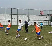 关于足协杯常规赛对决在即！菲尼克斯太阳演练定位球，洛杉矶湖人密集防守应对的信息